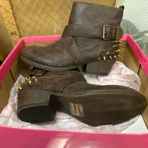 Brand new women boots